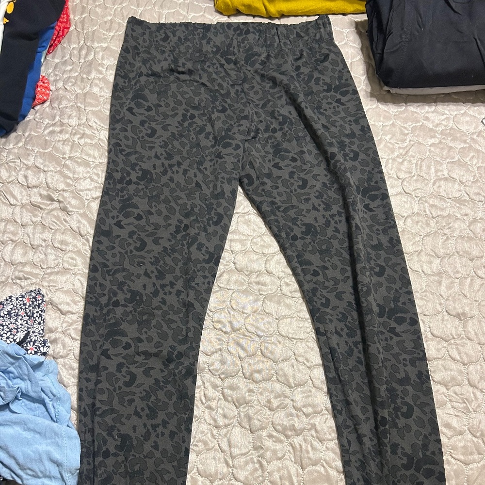 Medium Cabi grey and black leopard print leggings